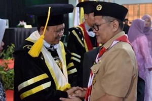 Pj Sekda Kuningan saat mengucapkan selamat kepada guru besar Uniku yang baru dikukuhkan.